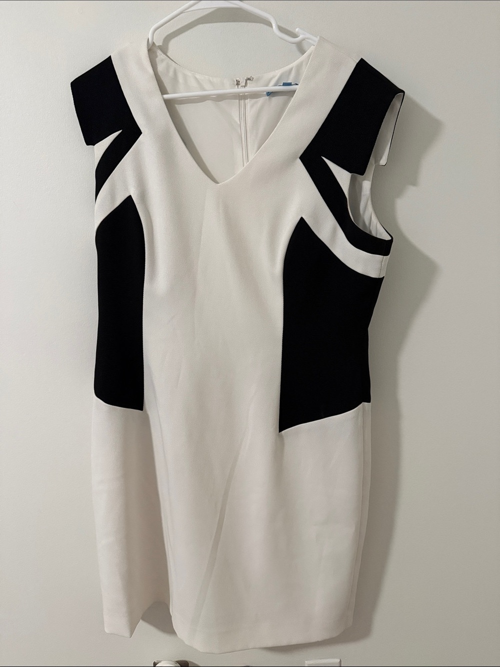 ANTONIO MELANI White and Black V-Neck Colorblock Midi Dress